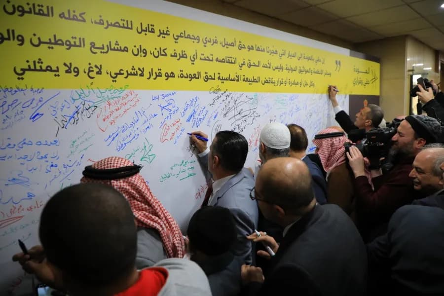 مواطنون يوقّعون على لوحة الحملة الكبيرة